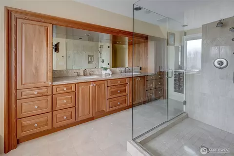 Bath - 4911 Harbor Ln, Everett, WA 98203 photo 5 of 8