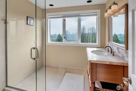 Bath - 4911 Harbor Ln, Everett, WA 98203 photo 3 of 8