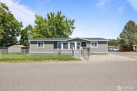 6750 Desert View Dr, West Richland, WA 99353