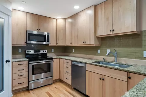 Kitchen - 321 E Soderberg Rd #D-12, Allyn, WA 98524 photo 3 of 6