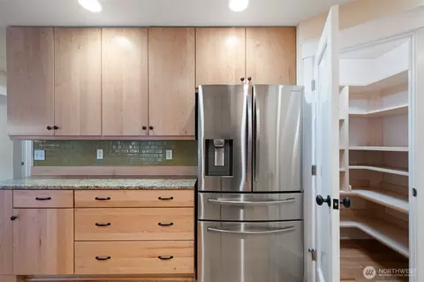 Kitchen - 321 E Soderberg Rd #D-12, Allyn, WA 98524 photo 6 of 6