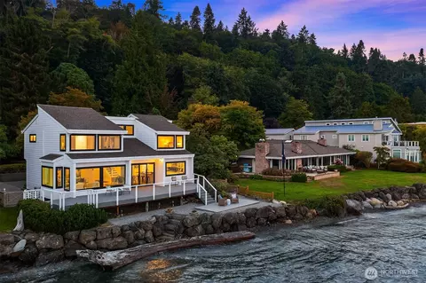 4692 Rockaway Beach Rd NE, Bainbridge Island, WA 98110
