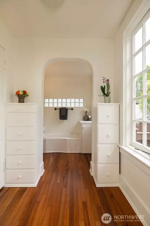 Entry Way - 806 15th Ave E, Seattle, WA 98112 photo 3 of 4