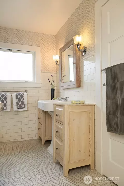Bath - 806 15th Ave E, Seattle, WA 98112 photo 1 of 2