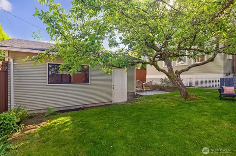 Exterior - 806 15th Ave E, Seattle, WA 98112 photo 10 of 11
