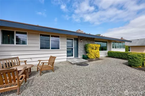 Exterior - 2702 E 16th St, Bremerton, WA 98310 photo 4 of 4