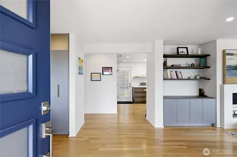 Entry Way - 2702 E 16th St, Bremerton, WA 98310 photo 1 of 3