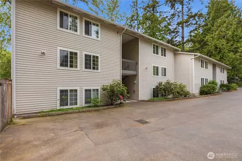2721 NE 195th St #3, Lake Forest Park, WA 98155