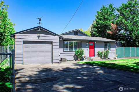 131 SE 3rd St, Milton Freewater, OR 97862