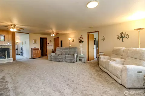 Living - 45223 284th Ave SE, Enumclaw, WA 98022 photo 2 of 6