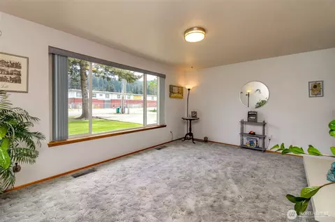 Living - 45223 284th Ave SE, Enumclaw, WA 98022 photo 5 of 6