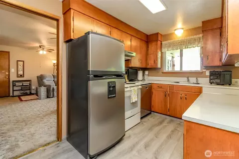 Kitchen - 45223 284th Ave SE, Enumclaw, WA 98022 photo 2 of 4