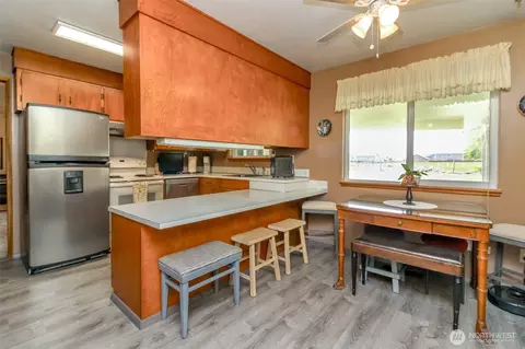 Kitchen - 45223 284th Ave SE, Enumclaw, WA 98022 photo 4 of 4