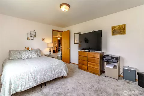 Bedroom - 45223 284th Ave SE, Enumclaw, WA 98022 photo 6 of 6