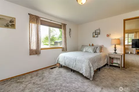 Bedroom - 45223 284th Ave SE, Enumclaw, WA 98022 photo 5 of 6