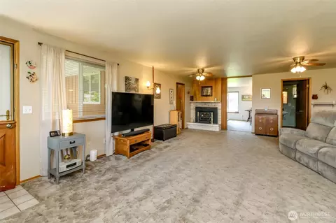 Living - 45223 284th Ave SE, Enumclaw, WA 98022 photo 3 of 6