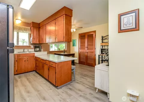 Kitchen - 45223 284th Ave SE, Enumclaw, WA 98022 photo 3 of 4