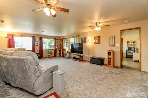 Living - 45223 284th Ave SE, Enumclaw, WA 98022 photo 1 of 6