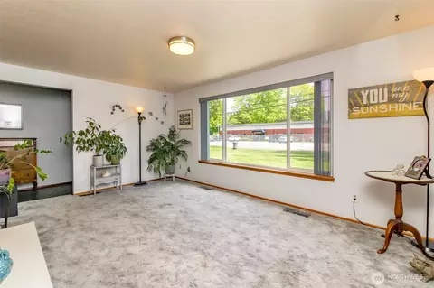 Living - 45223 284th Ave SE, Enumclaw, WA 98022 photo 4 of 6