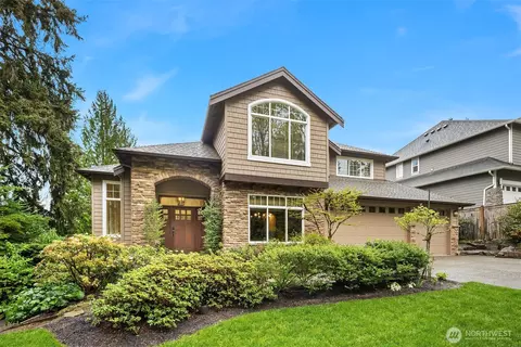 816 100th Ave SE, Bellevue, WA 98004