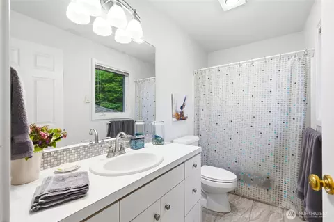 Bath - 250 Heather Rd, Everett, WA 98203 photo 3 of 4