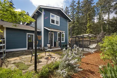 1014 Park St #1A, Friday Harbor, WA 98250