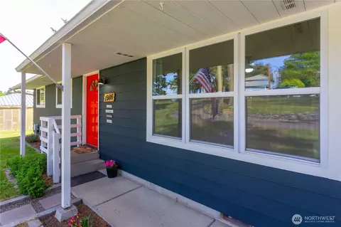 1986 Peacock Ln, Oak Harbor, WA 98277