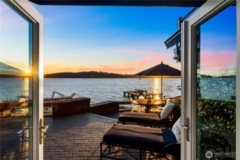 18 Holly Ln, Mercer Island, WA 98040