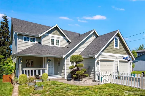 203 3rd St NE, Yelm, WA 98597