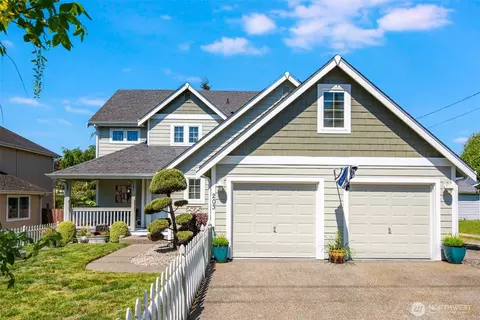 203 3rd St NE, Yelm, WA 98597