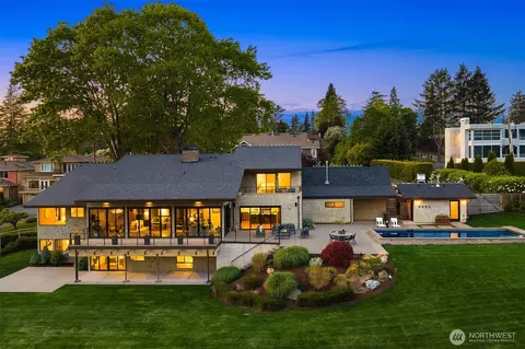 8221 NE 117th St, Kirkland, WA 98034