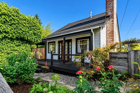 2127 8th St, Bremerton, WA 98312