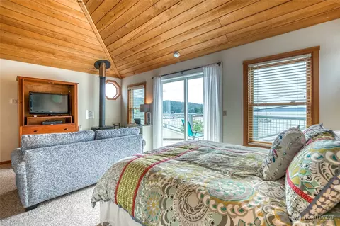 Bedroom - 942 Deer Harbor Rd, Eastsound, WA 98245 photo 4 of 5