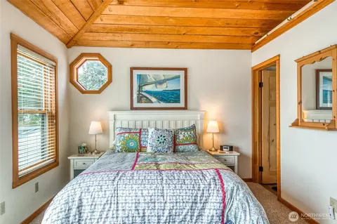 Bedroom - 942 Deer Harbor Rd, Eastsound, WA 98245 photo 2 of 5