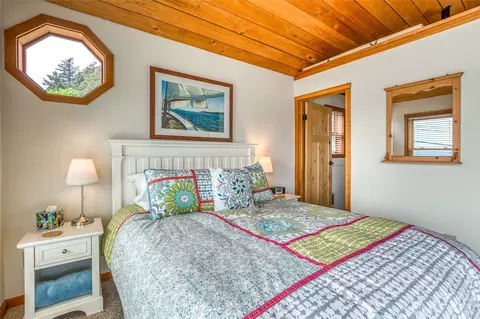 Bedroom - 942 Deer Harbor Rd, Eastsound, WA 98245 photo 1 of 5
