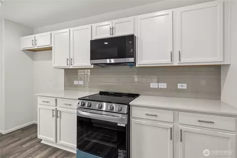 Kitchen - 115 Willowbrook Dr, Chehalis, WA 98532 photo 3 of 4