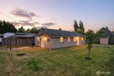 805 12 4th Ave SW, Puyallup, WA 98371