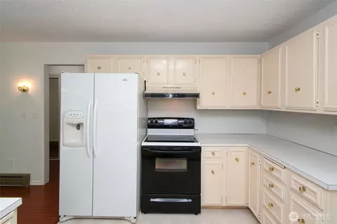 Kitchen - 370 Dungeness Mdws, Sequim, WA 98382 photo 2 of 3