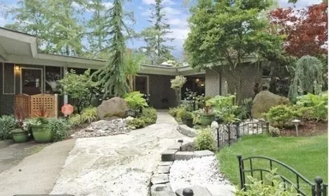 4215 Island Crest Way, Mercer Island, WA 98040
