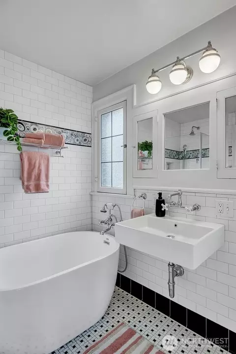 Bath - 3601 E Cherry St, Seattle, WA 98122 photo 4 of 5