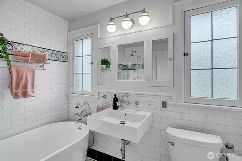 Bath - 3601 E Cherry St, Seattle, WA 98122 photo 3 of 5
