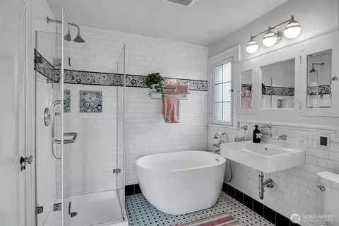 Bath - 3601 E Cherry St, Seattle, WA 98122 photo 2 of 5