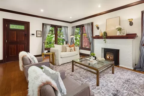 Living - 3307 E Pike St, Seattle, WA 98122 photo 6 of 7