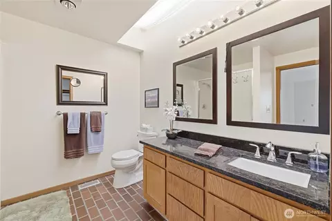 Bath - 9520 Odin Way, Bothell, WA 98011 photo 2 of 3