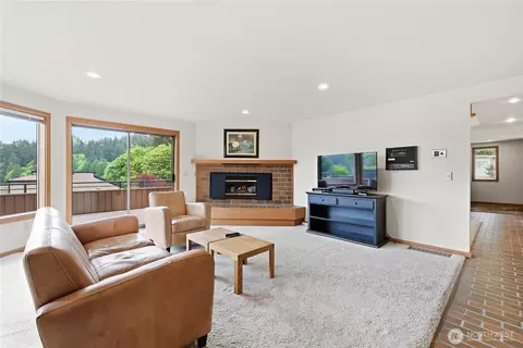 Living - 9520 Odin Way, Bothell, WA 98011 photo 2 of 2