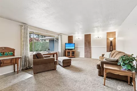 Living - 2528 130th St SE, Everett, WA 98208 photo 2 of 6