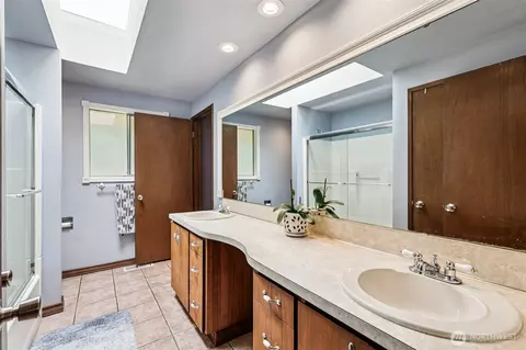 Bath - 2528 130th St SE, Everett, WA 98208 photo 3 of 4