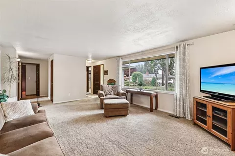 Living - 2528 130th St SE, Everett, WA 98208 photo 3 of 6