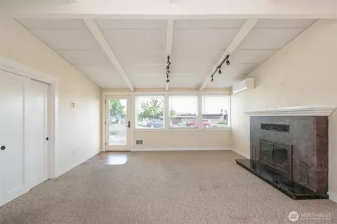 Living - 405 W Bell St, Sequim, WA 98382 photo 2 of 4