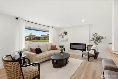 Living - 2301 Jade Ave, Everett, WA 98201 photo 3 of 4